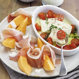 Melone mit Schinken und Honig-Joghurt Melone mit Schinken und Honig-Joghurt