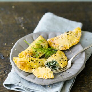 Sambusak mit Spinat und Schafskäse Sambusak mit Spinat und Schafskäse