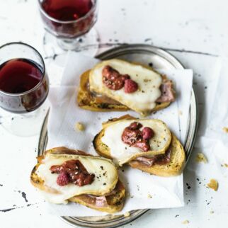 Taleggio-Crostini mit Himbeeren Taleggio-Crostini mit Himbeeren
