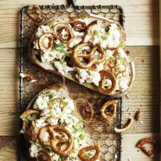 Brotzeit in Bayern mit Obazda Brotzeit in Bayern mit Obazda