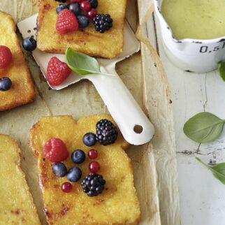 Armer Ritter de Luxe mit Beeren-minestrone Armer Ritter de Luxe mit Beeren-minestrone