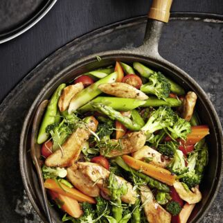 Balsamicohähnchen auf buntem Pfannengemüse Balsamicohähnchen auf buntem Pfannengemüse