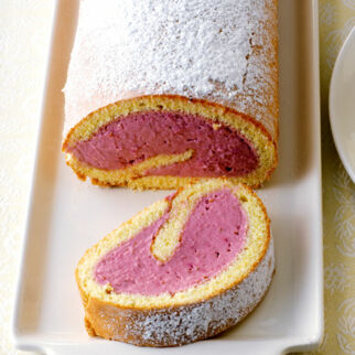 Biskuitrolle mit Himbeercreme Biskuitrolle mit Himbeercreme