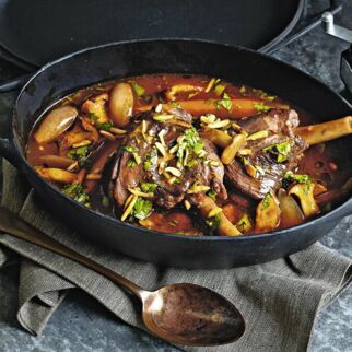 Lammhaxerl mit Pfifferlingen und Orangen-Mandel-Sprinkle Lammhaxerl mit Pfifferlingen und Orangen-Mandel-Sprinkle