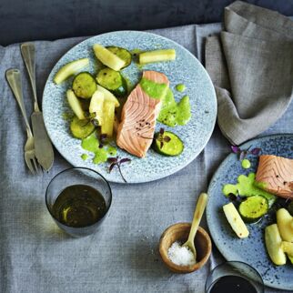 Gedämpfter Lachs mit Schmorgemüse und Grünteeschaum Gedämpfter Lachs mit Schmorgemüse und Grünteeschaum