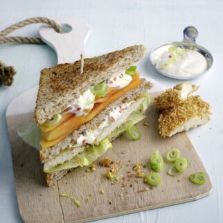 Vollkorn-Club-Sandwich mit Papaya und Limetten-Chili-Schmand Vollkorn-Club-Sandwich mit Papaya und Limetten-Chili-Schmand