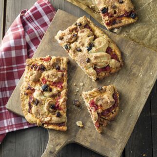 Cashew-Pizzakäse auf Zwiebel-Tofu-Pizza Cashew-Pizzakäse auf Zwiebel-Tofu-Pizza
