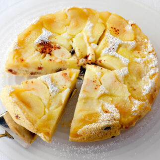 Gestürzte Apfeltorte mit Rosinen Gestürzte Apfeltorte mit Rosinen