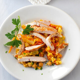 Hirse-Kichererbsen-Pfanne mit Putenstreifen Hirse-Kichererbsen-Pfanne mit Putenstreifen