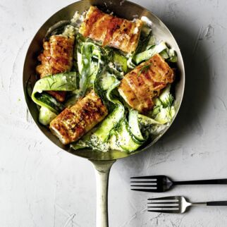 Kabeljau im Speckmantel mit lauwarmem Gurkensalat Kabeljau im Speckmantel mit lauwarmem Gurkensalat