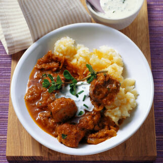 Zwiebelgulasch mit Paprika, Sauerkraut und frischem Majoran Zwiebelgulasch mit Paprika, Sauerkraut und frischem Majoran