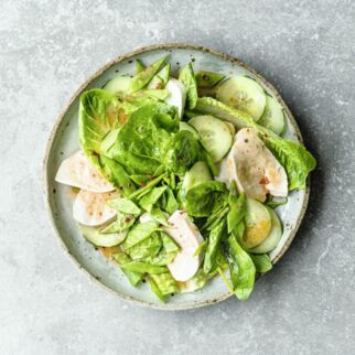 Grüner Salat mit Kokos-Hähnchenfilet Grüner Salat mit Kokos-Hähnchenfilet