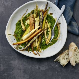Wurzelgemüse mit Petersilien-Nuss-Pesto Wurzelgemüse mit Petersilien-Nuss-Pesto