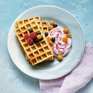 Bananen-Mandel-Waffeln mit Himbeerquark Bananen-Mandel-Waffeln mit Himbeerquark