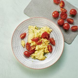 Rührei mit Tomaten und Käse Rührei mit Tomaten und Käse