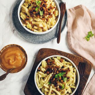 Älplermagronen mit Röstzwiebeln Älplermagronen mit Röstzwiebeln