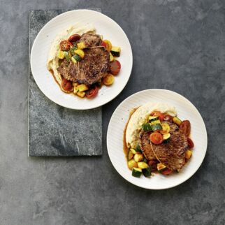 Steaks mit Zucchini-Gemüse und Bohnenpüree Steaks mit Zucchini-Gemüse und Bohnenpüree