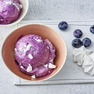 Heidelbeereis mit Baiser Heidelbeereis mit Baiser