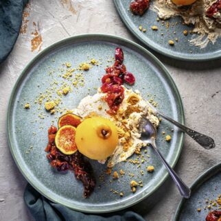 Riesling-Birne mit Feigen-Trauben-Kompott und Spekulatiusmousse Riesling-Birne mit Feigen-Trauben-Kompott und Spekulatiusmousse