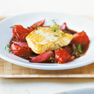Gegrillter Fisch mit Tomaten Gegrillter Fisch mit Tomaten