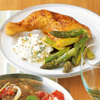 Hähnchen mit Zitronen-Minze-Hüttenkäse Hähnchen mit Zitronen-Minze-Hüttenkäse