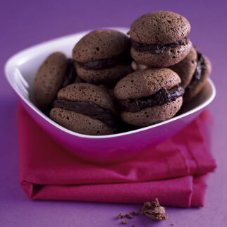 Mandelmakronen mit Schokofüllung Mandelmakronen mit Schokofüllung