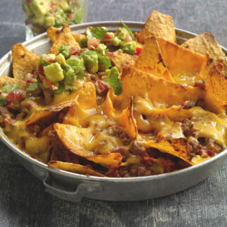 Nacho-Teller mit Rind und Avocadosalsa Nacho-Teller mit Rind und Avocadosalsa
