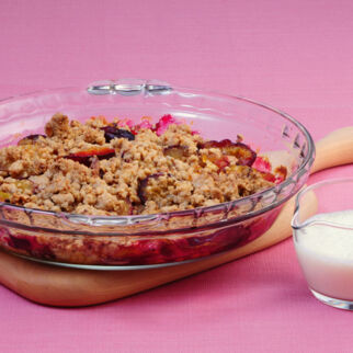 Zwetschgen-Ingwer-Crumble mit Vanillesauce Zwetschgen-Ingwer-Crumble mit Vanillesauce