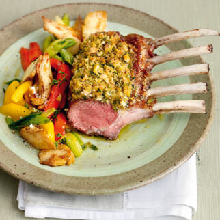 Gebratene Lammkarrees mit Oliven-Mandel-Kruste Gebratene Lammkarrees mit Oliven-Mandel-Kruste