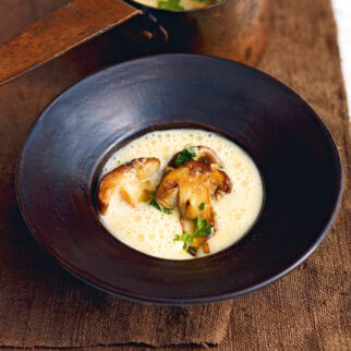 Kartoffelsuppe mit gebratenen Steinpilzen Kartoffelsuppe mit gebratenen Steinpilzen