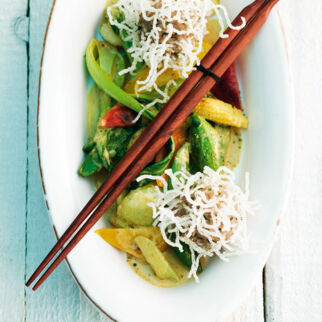 Hackfleischbällchen auf Buntem Wok-Gemüse Hackfleischbällchen auf Buntem Wok-Gemüse