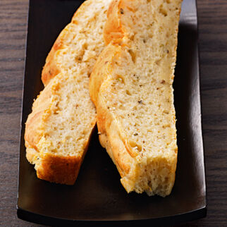 Bergkäsebrot mit Kräutern Bergkäsebrot mit Kräutern