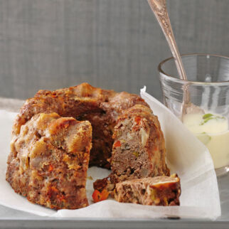 Hackfleischgugelhupf mit Kartoffelsauce Hackfleischgugelhupf mit Kartoffelsauce