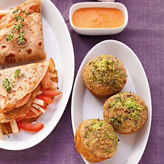 Zucchini-Muffins mit Paprikacreme Zucchini-Muffins mit Paprikacreme