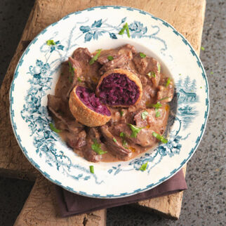 Rahmiges Wildgeschnetzeltes mit gebackenem Blaukrautknödel Rahmiges Wildgeschnetzeltes mit gebackenem Blaukrautknödel