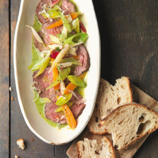 Rosa gegartes Ochsenfilet mit warmem Wurzelgemüsesalat und Kräutersauce Rosa gegartes Ochsenfilet mit warmem Wurzelgemüsesalat und Kräutersauce