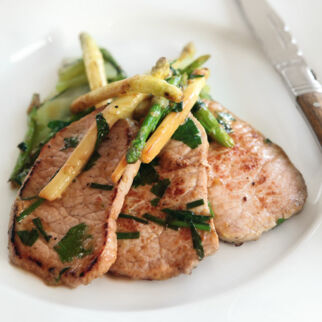 Minutensteak mit Spargel und Kohlrabi Minutensteak mit Spargel und Kohlrabi