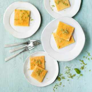 Zitronen-Joghurt-Kuchen mit Basilikumzucker Zitronen-Joghurt-Kuchen mit Basilikumzucker