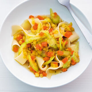 Gemüsetopf mit Nudeln und Linsen Gemüsetopf mit Nudeln und Linsen