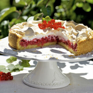 Johannisbeerkuchen aus Mürbeteig, roten Johannisbeeren und Baiser als Topping Johannisbeerkuchen mit Baiserhaube