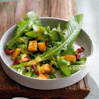 Löwenzahnsalat mit Speck und Brotwürfeln Löwenzahnsalat mit Speck und Brotwürfeln