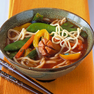 Asia-Nudeltopf mit Würstchen Asia-Nudeltopf mit Würstchen