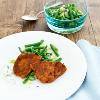 »Gyros«-Medaillons mit Bohnensalat und »Tsatsiki« »Gyros«-Medaillons mit Bohnensalat und »Tsatsiki«