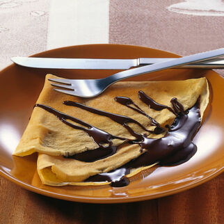 Crêpes mit Schokosauce und Schuss Crêpes mit Schokosauce und Schuss