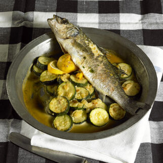 Wolfsbarsch auf Zucchinigemüse Wolfsbarsch auf Zucchinigemüse