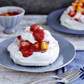 Pavlova mit Rhabarber und Waldmeisterschmand Pavlova mit Rhabarber und Waldmeisterschmand