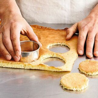 Kleine helle Biskuitböden Kleine helle Biskuitböden