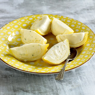 Zitronenparfait in der Frucht Zitronenparfait in der Frucht