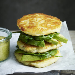 Kartoffel-Avocado-Burger mit Rucola und Ananasdip Kartoffel-Avocado-Burger mit Rucola und Ananasdip