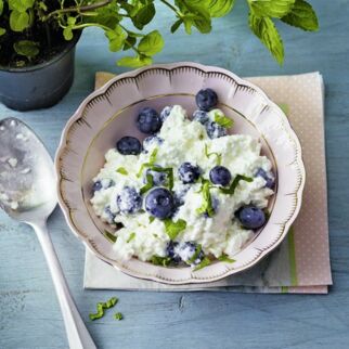 Körniger Frischkäse mit Heidelbeeren und Minze Körniger Frischkäse mit Heidelbeeren und Minze